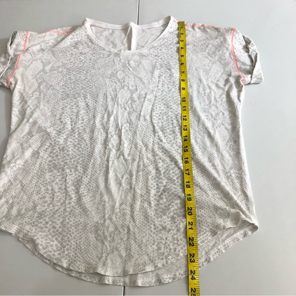 Lululemon Weekend Short Sleeve Desert Snake White Silver Fox / White size 10 - Picture 10 of 11